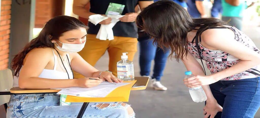 UEL disponibiliza relação dos candidatos que terão redação do Vestibular 2022 corrigida