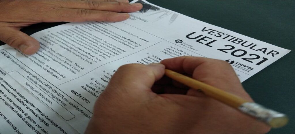 Vestibular da UEL registra ausência de 42% e prova aborda fronteiras e pandemia