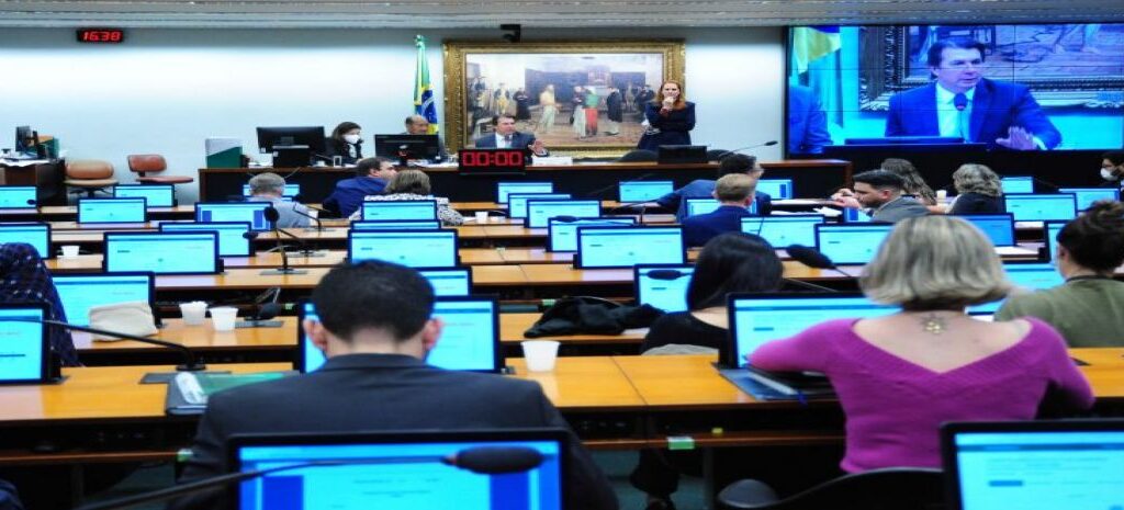 Votação de proposta que permite cobrança de mensalidade em universidades públicas é adiada na CCJ Fonte: Agência Câmara de Notícias