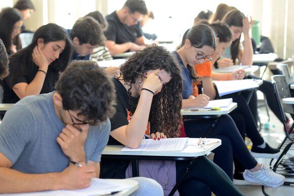 alt="UFRGS Divulga Edital de Isenção da Taxa de Inscrição do Vestibular 2025"