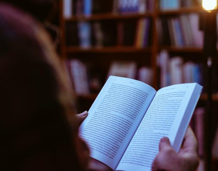 A Universidade Federal do Rio Grande do Sul (UFRGS) anunciou a disponibilização das leituras obrigatórias para o vestibular 2025 em um formato acessível