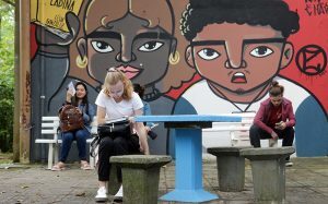 Candidatos fazem revisão antes da prova no Centro Socioeconômico, em Florianópolis. Foto: Salvador Gomes/Agecom/UFSC