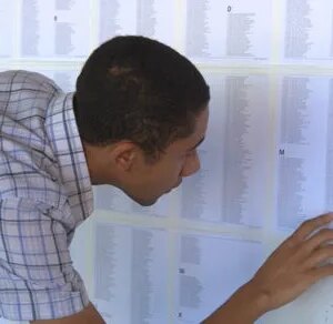 Candidato consulta lista de locais de prova; pela primeira vez o exame será realizado pela manhã - Edição de imagem Pedro Henrique S Rodrigues (bolsista) Fotografia Antoninho Perri