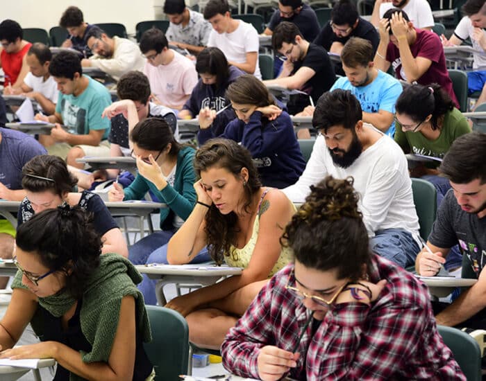 Estudantes realizando o vestibular da Unicamp 2025 com foco em cursos concorridos como Medicina e Computação. foto:Antonio Scarpinetti / Site Unicamp