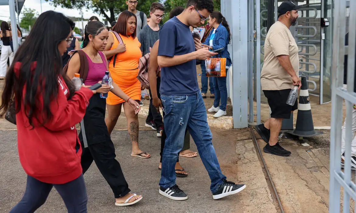 Estudante deixa o local de prova no segundo dia do Enem 2024 U, Rio de Janeiro.© Jose Cruz/Agência Brasil