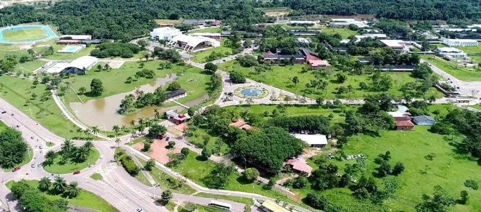 Ufac anuncia processo seletivo próprio para Medicina em 2025, mantém bônus regional de 15% para estudantes do Acre, enfrentando desafios legais e educacionais.