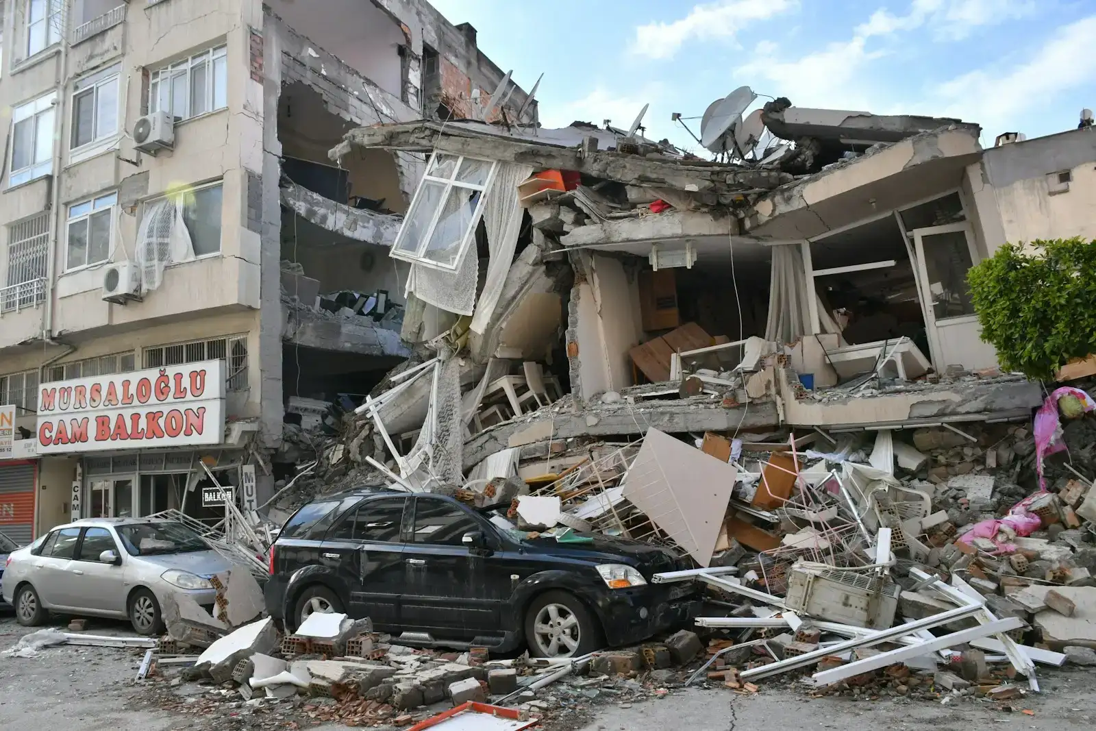 Os terremotos são o resultado de movimentos na crosta terrestre, que podem ser desencadeados por uma variedade de fatores