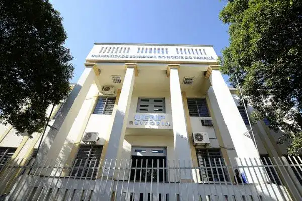 O reitor da Uenp, Fábio Antonio Néia Martin, e o deputado Luiz Cláudio Romanelli em momento de celebração do anúncio do vestibular de Medicina.
