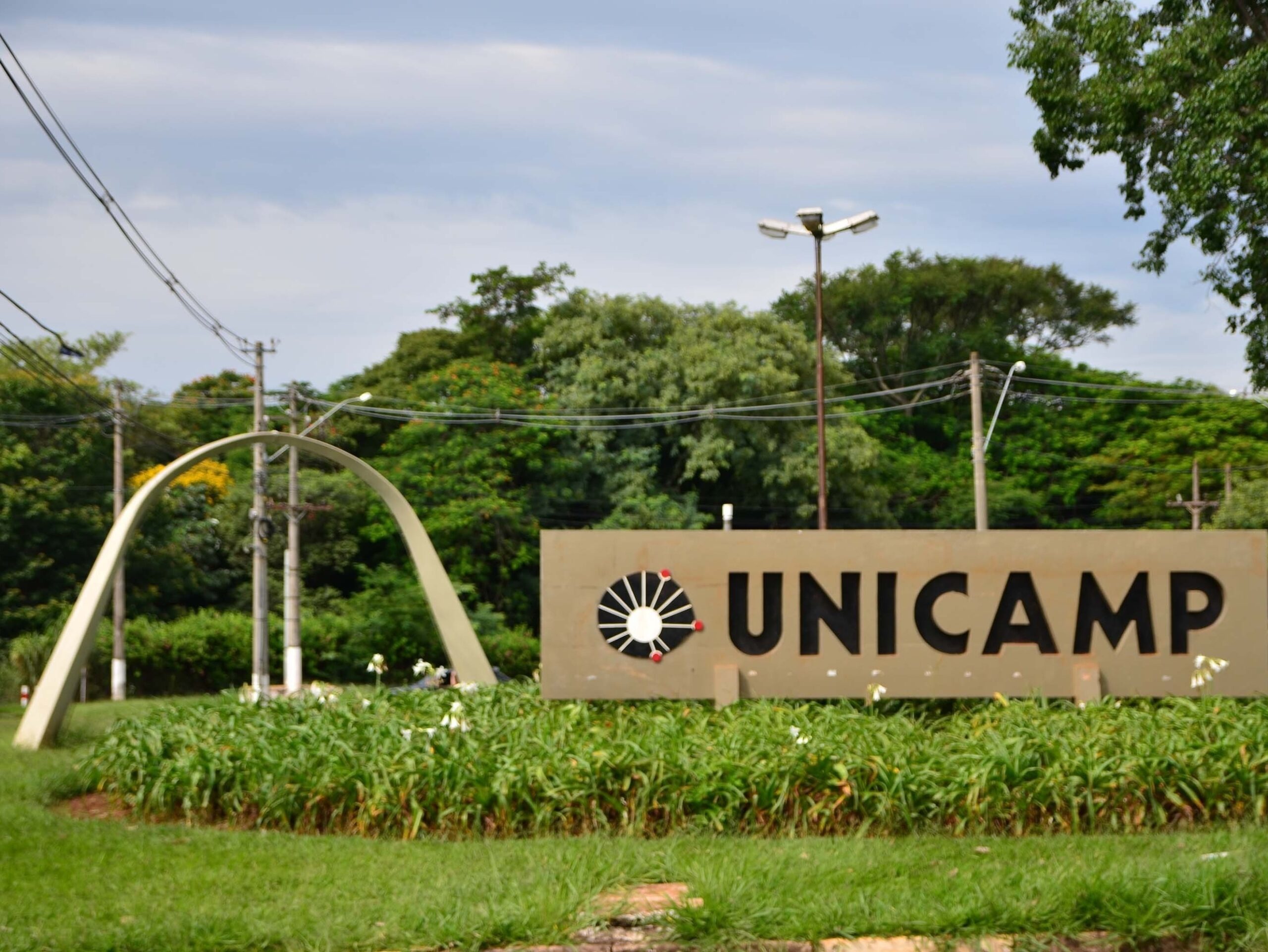 14jan2017—logotipo-da-unicamp-universidade-estadual-de-campinas-na-entrada-do-campus-em-barao-geraldo-na-cidade-de-campinas-1516051468285_v2_4x3 14jan2017---logotipo-da-unicamp-universidade-estadual-de-campinas-na-entrada-do-campus-em-barao-geraldo-na-cidade-de-campinas-1516051468285_v2_4x3