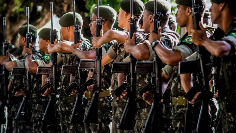 Novas regras preveem validade no MEC de cursos superiores militares