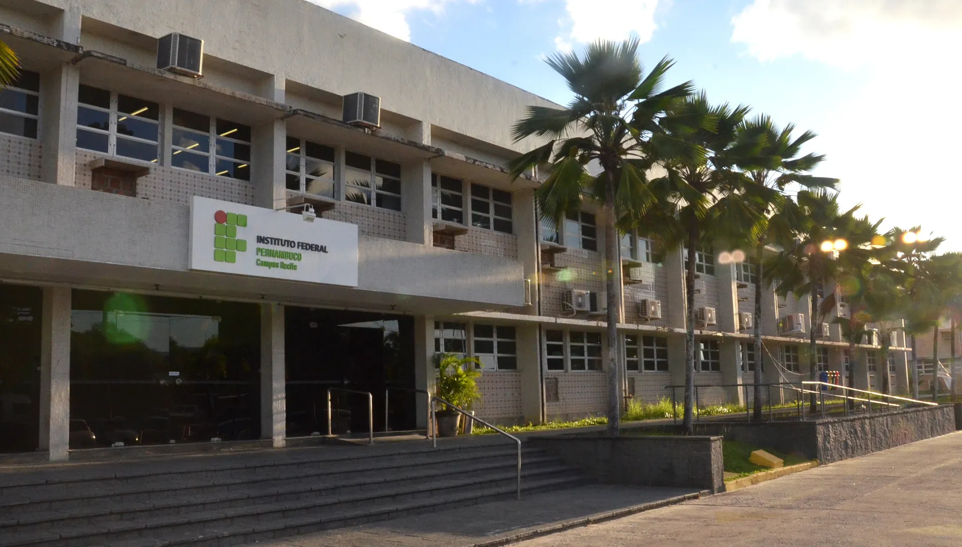 O Instituto Federal de Pernambuco (IFPE), em parceria com o Ministério da Educação (MEC), promove nesta terça-feira o aulão do enem 2026