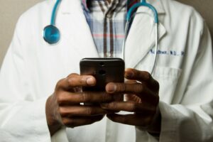 USP: cartilha feita por alunos de medicina reúne dicas para vestibulandos e análises de redações